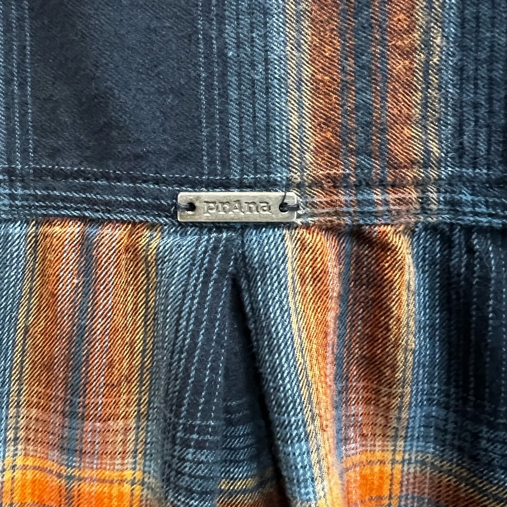 Prana Long Sleeve Button Down Flannel Shirt Navy and Rust Plaid Size M - Picture 8 of 9